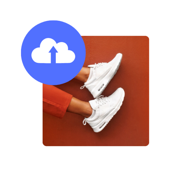 Gekreuzte Beine in weißen Turnschuhen und orangefarbener Hose vor Rostrot, überlagert von einem blauen Cloud-Upload-Symbol.