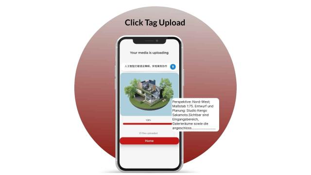 Smartphone zeigt App beim Hochladen eines 3D-Modells eines modernen Hauses.
