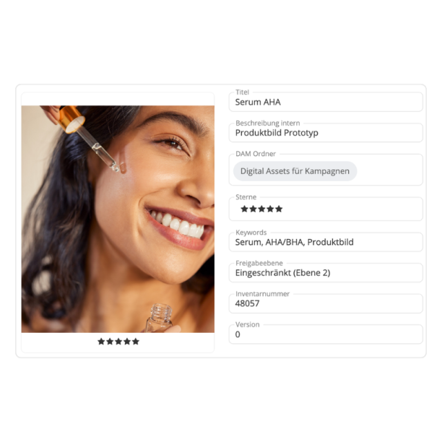 Lächelnde Frau trägt mit einer Pipette Serum auf ihre Wange auf.